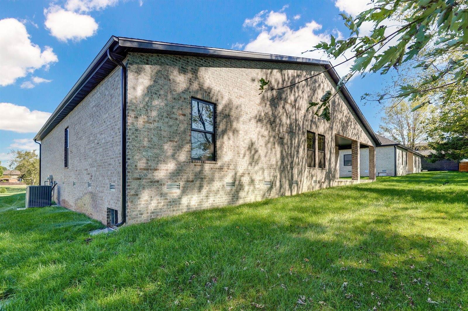 1688 East Cobblestone Drive, Ozark, MO 65721