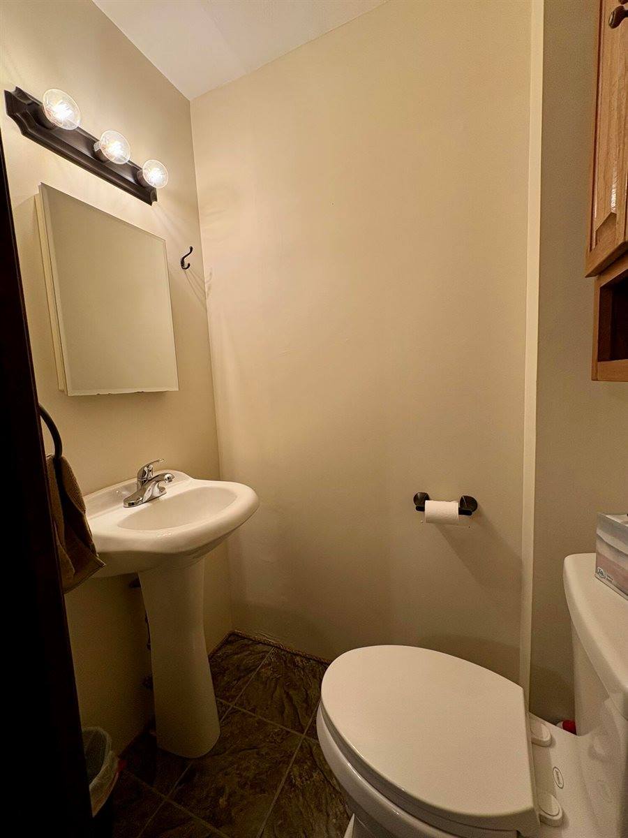 557 Enfield Road, Lincoln, ME 04457