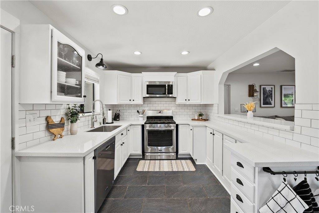 25242 De Wolfe Rd, Newhall, CA 91321