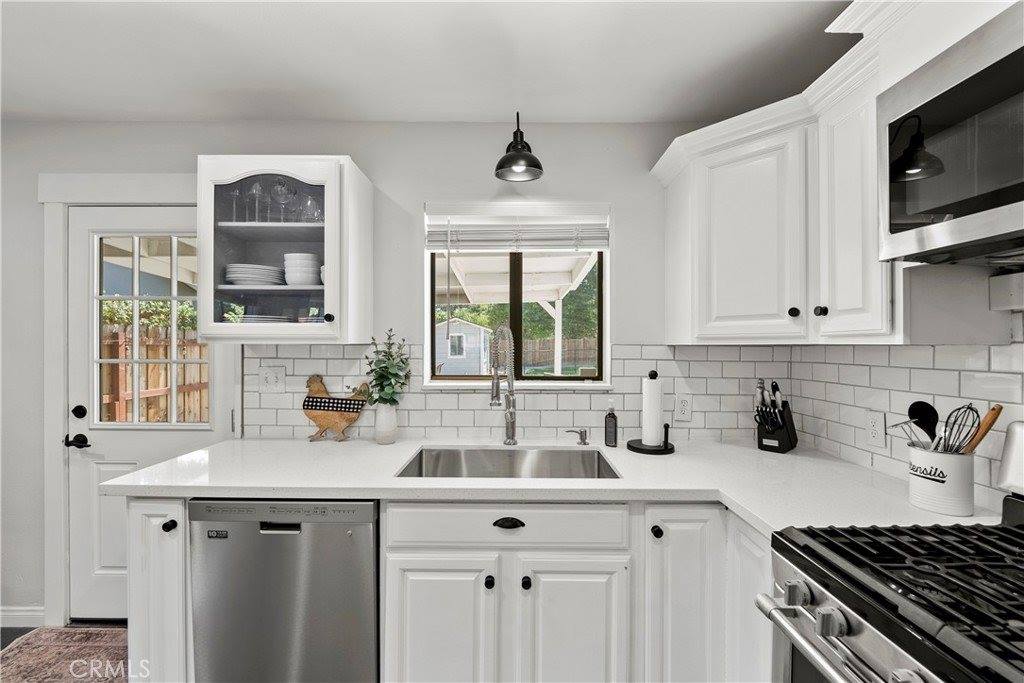 25242 De Wolfe Rd, Newhall, CA 91321