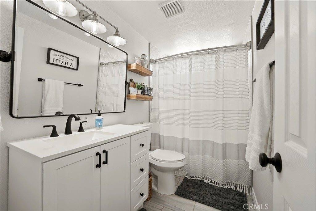 25242 De Wolfe Rd, Newhall, CA 91321