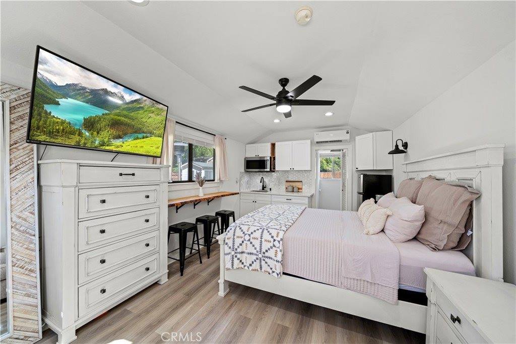 25242 De Wolfe Rd, Newhall, CA 91321