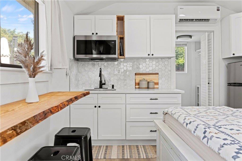 25242 De Wolfe Rd, Newhall, CA 91321