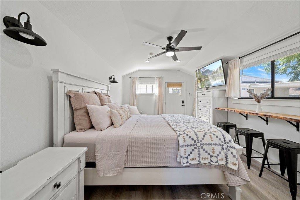 25242 De Wolfe Rd, Newhall, CA 91321