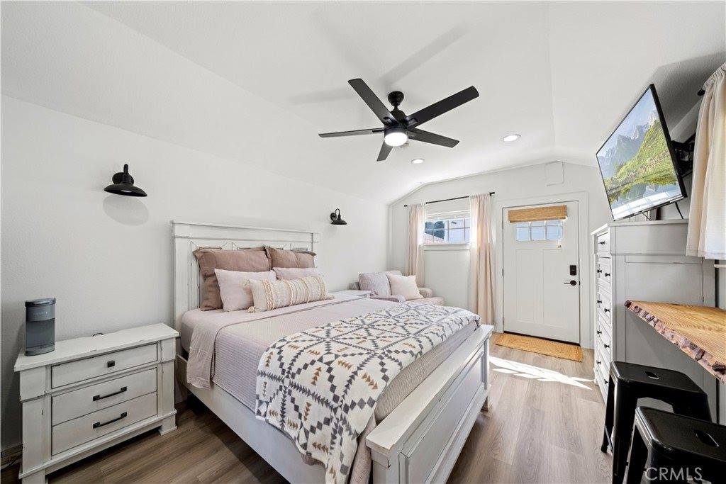 25242 De Wolfe Rd, Newhall, CA 91321