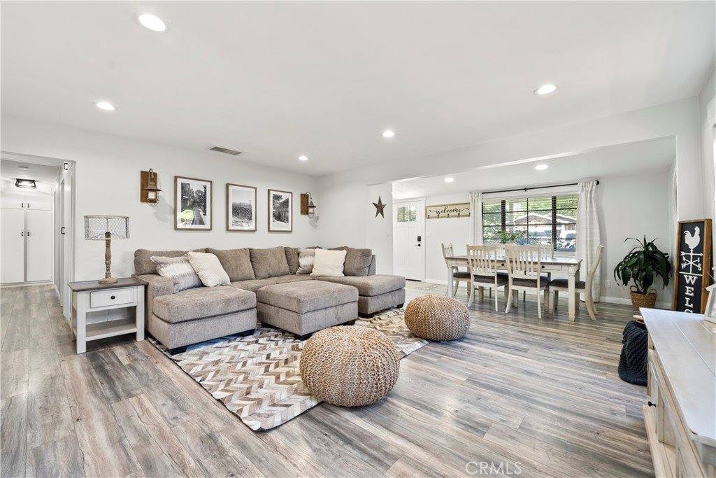 25242 De Wolfe Rd, Newhall, CA 91321