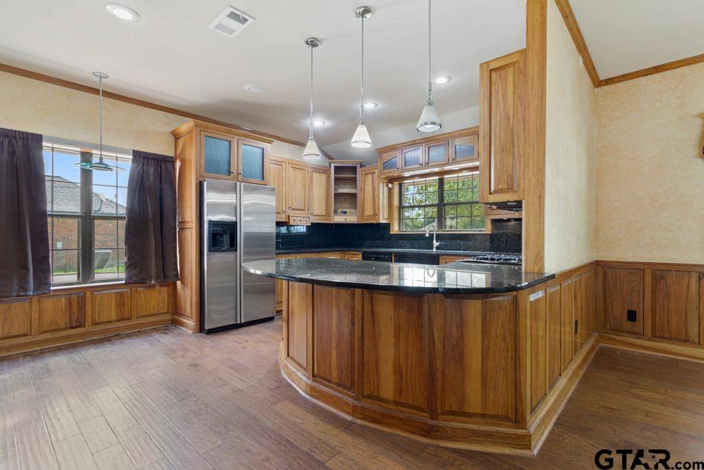 601 Charmwood, Chandler, TX 75758