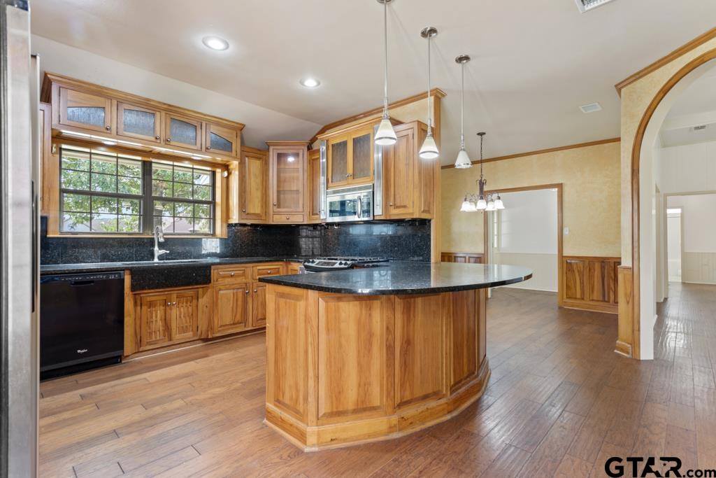 601 Charmwood, Chandler, TX 75758