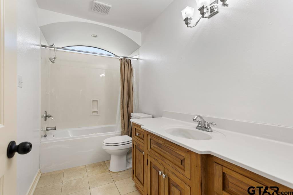 601 Charmwood, Chandler, TX 75758