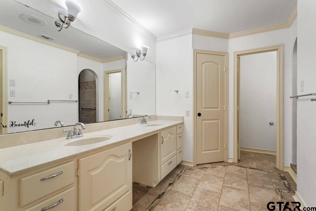 601 Charmwood, Chandler, TX 75758