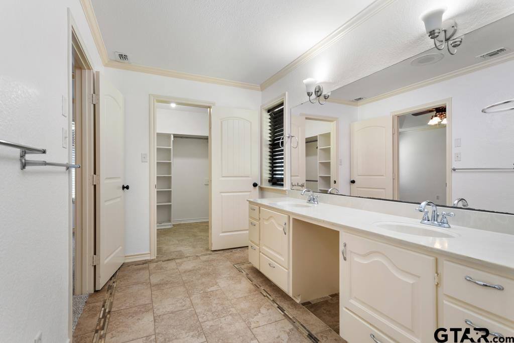 601 Charmwood, Chandler, TX 75758