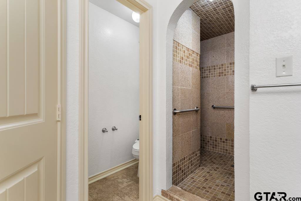 601 Charmwood, Chandler, TX 75758