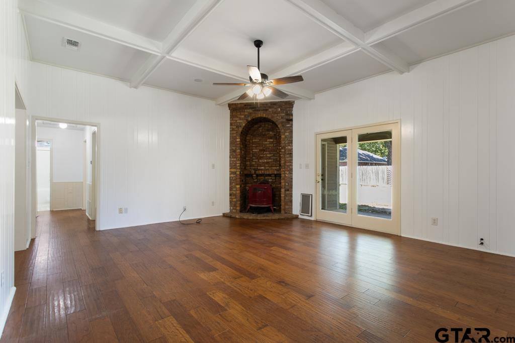 601 Charmwood, Chandler, TX 75758