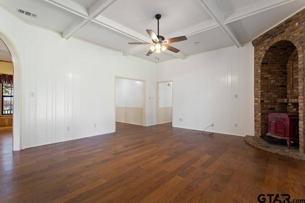 601 Charmwood, Chandler, TX 75758