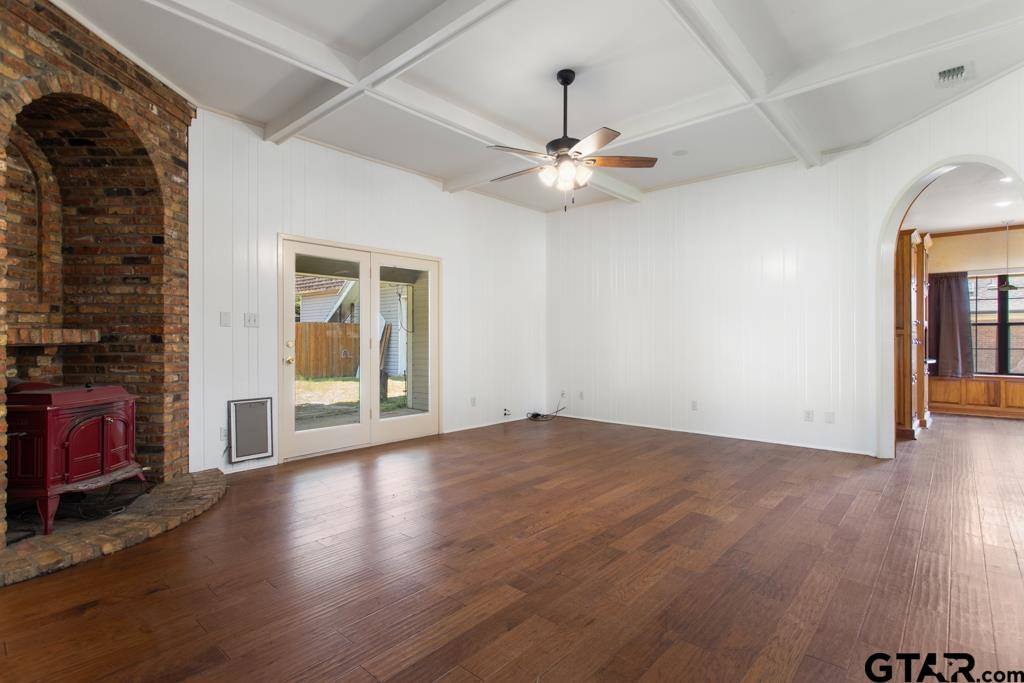 601 Charmwood, Chandler, TX 75758