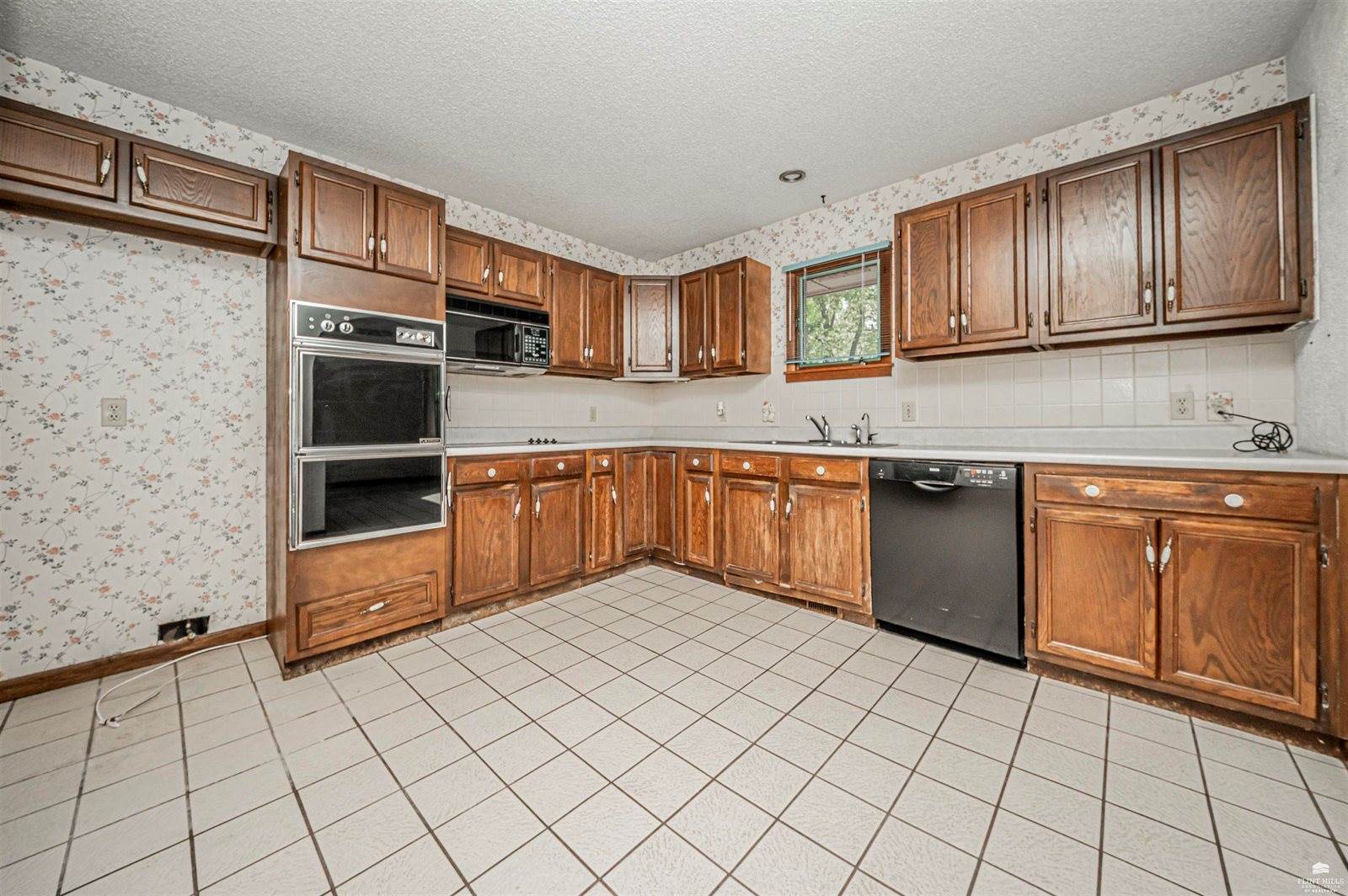 3100 Rolling Hills Drive, Milford, KS 66514