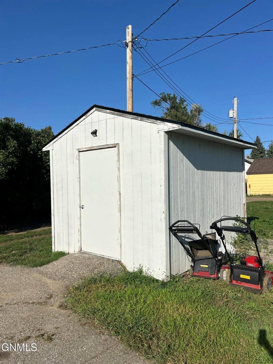 418 6th Street West, Williston, ND 58801