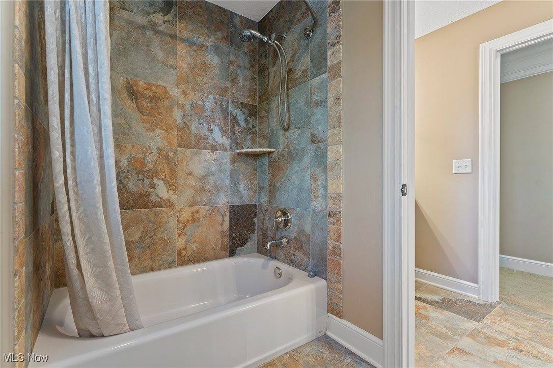 7245 Hanbury Close, Canfield, OH 44406