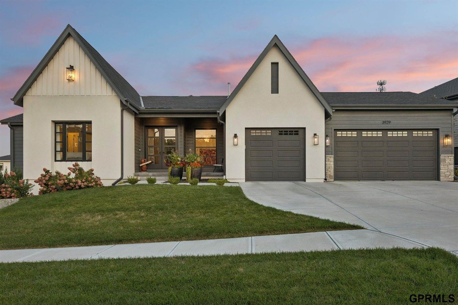 3929 South 213 Avenue, Elkhorn, NE 68022