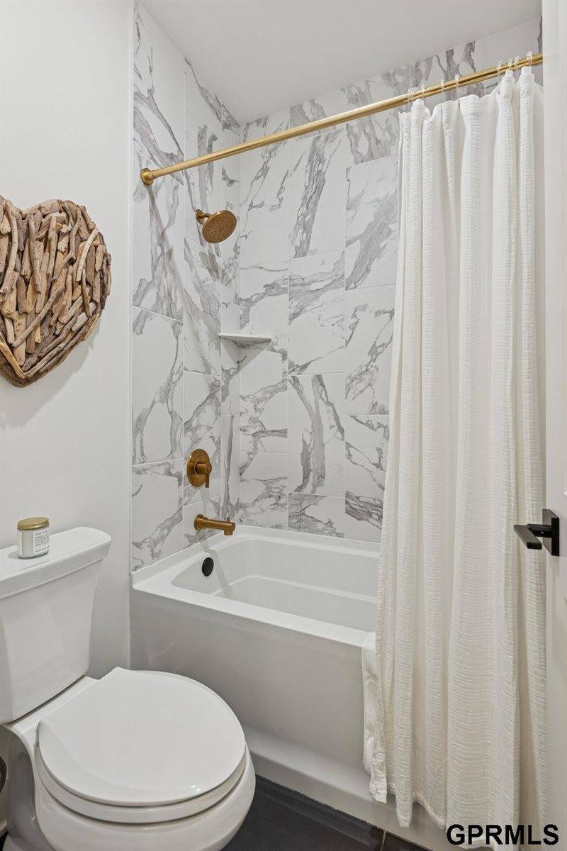 3929 South 213 Avenue, Elkhorn, NE 68022