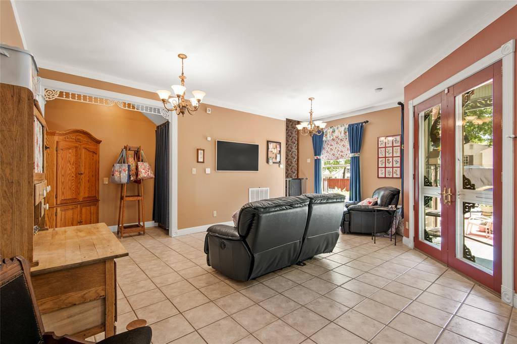 1303 West Main Street, Waxahachie, TX 75165