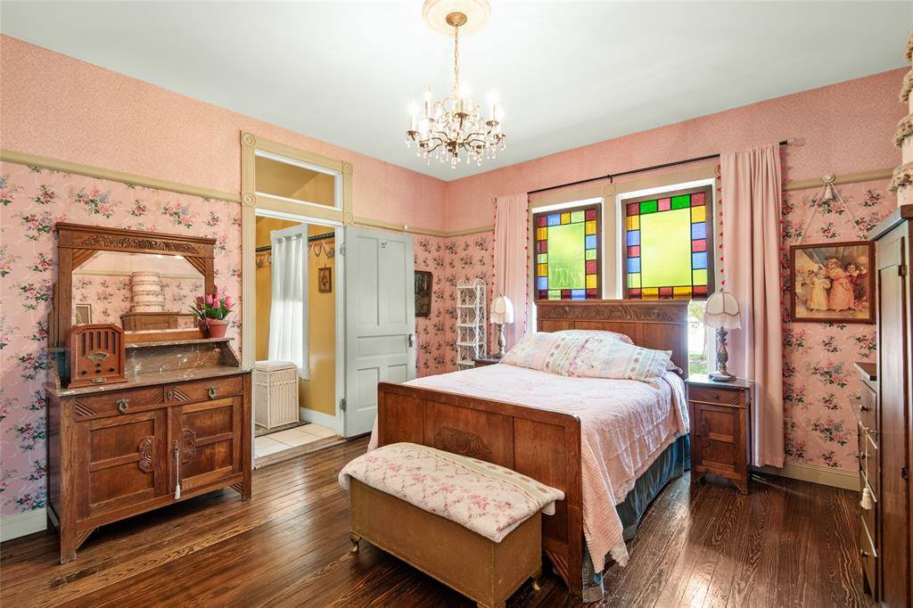 1303 West Main Street, Waxahachie, TX 75165