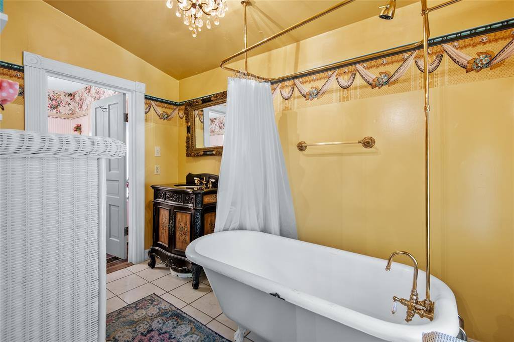 1303 West Main Street, Waxahachie, TX 75165