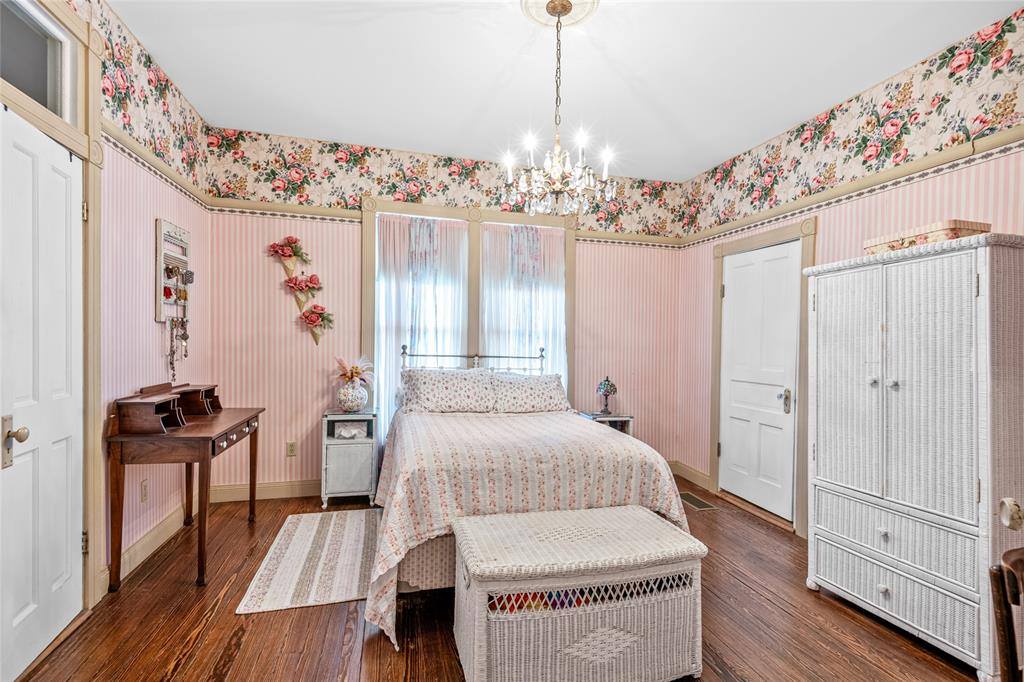 1303 West Main Street, Waxahachie, TX 75165