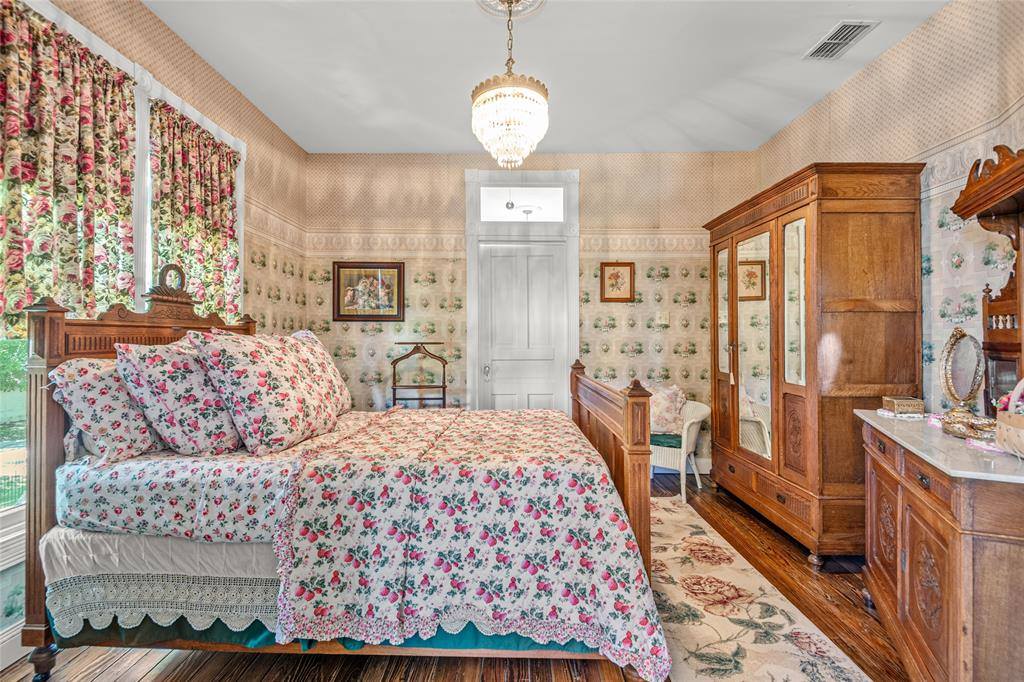 1303 West Main Street, Waxahachie, TX 75165