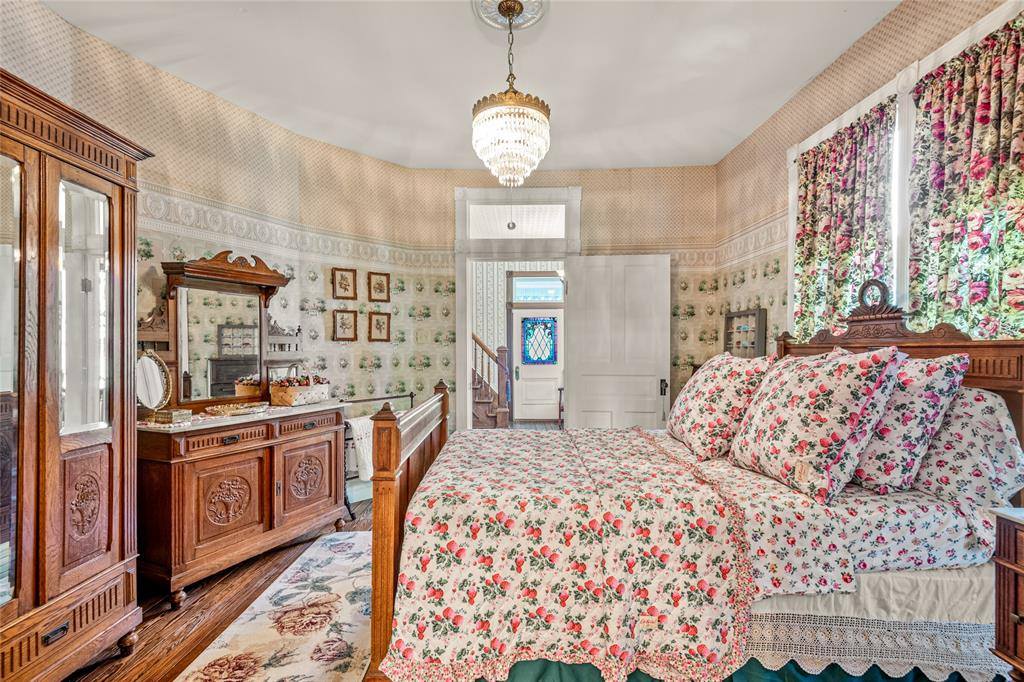 1303 West Main Street, Waxahachie, TX 75165