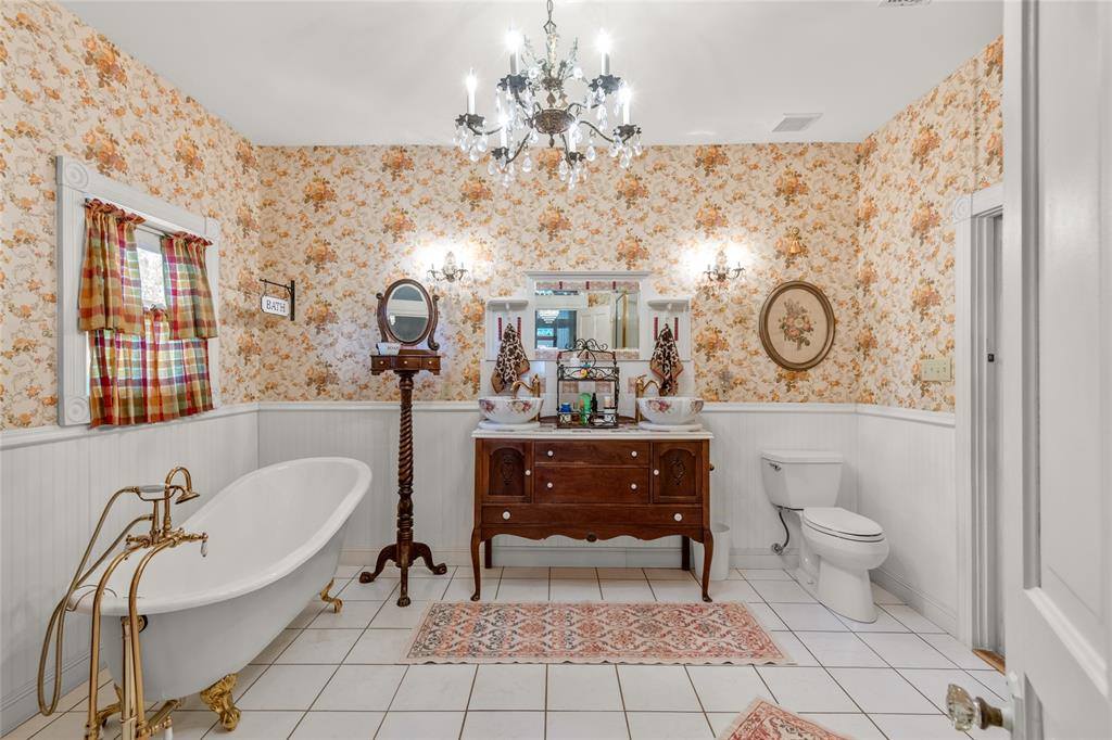 1303 West Main Street, Waxahachie, TX 75165