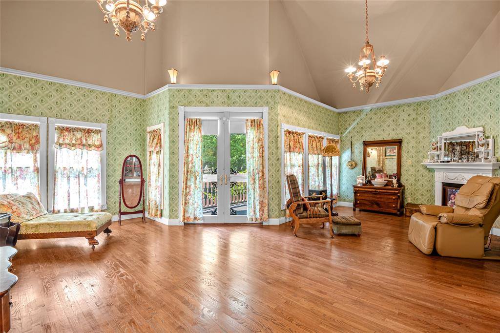 1303 West Main Street, Waxahachie, TX 75165