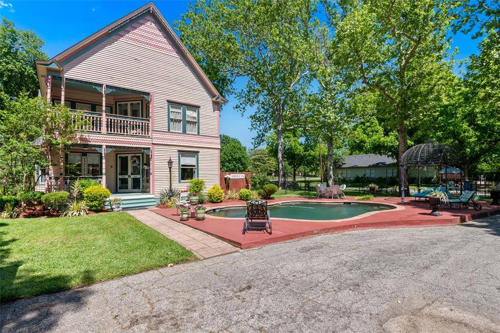 1303 West Main Street, Waxahachie, TX 75165