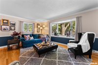 917 32ND Avenue Court, Moline, IL 61265