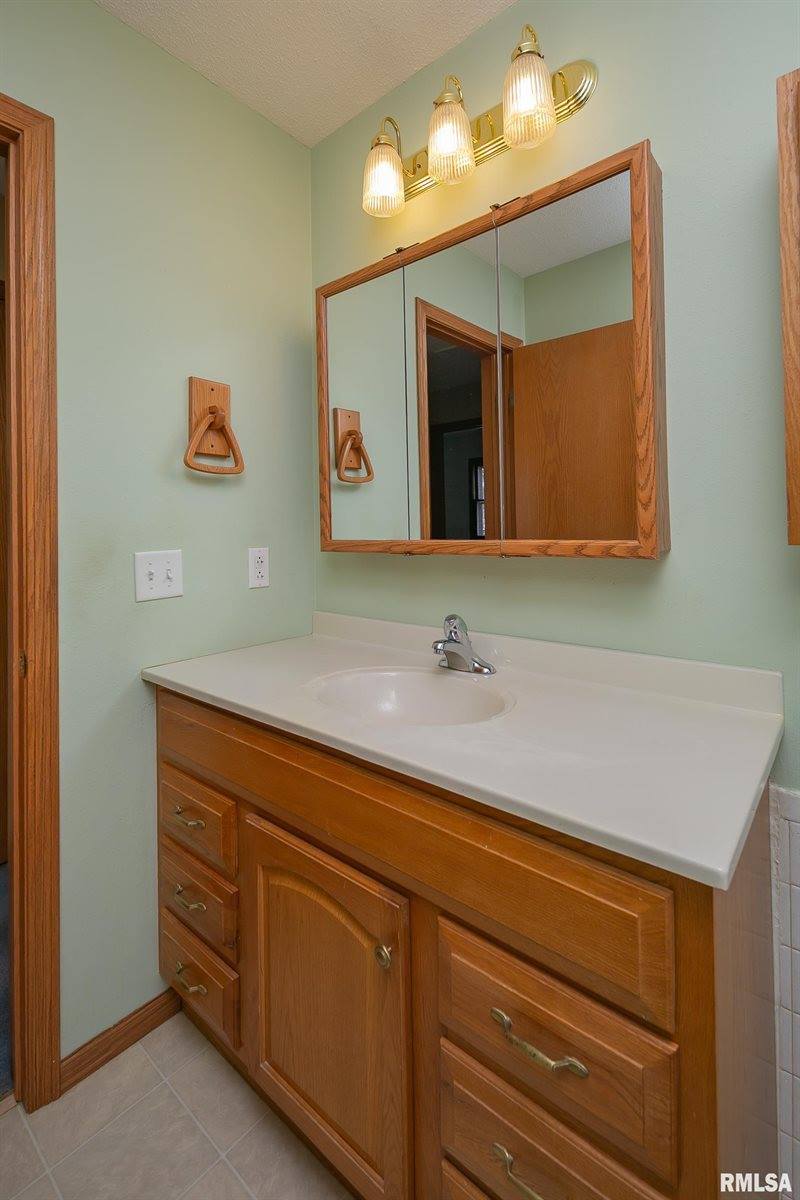 1927 West 55TH Street, Davenport, IA 52806