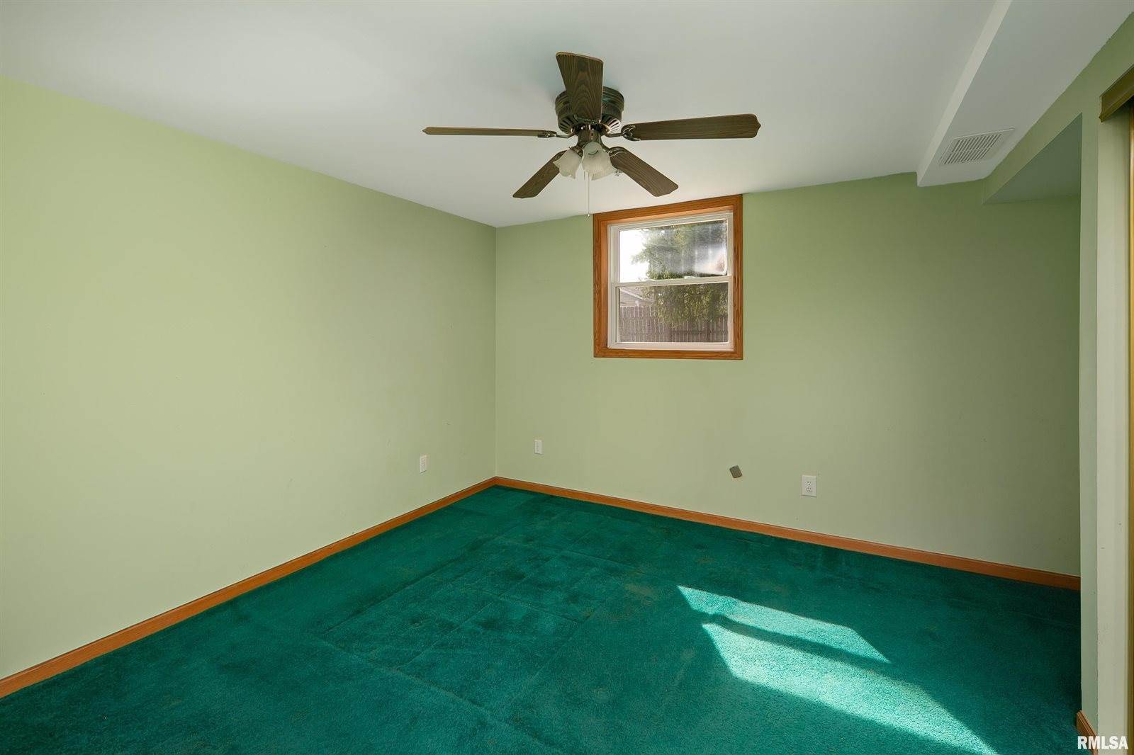 1927 West 55TH Street, Davenport, IA 52806