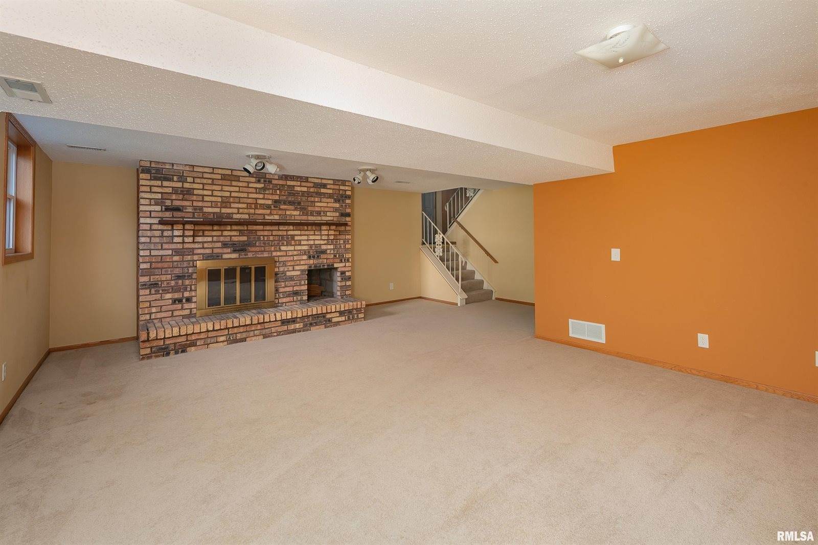 1927 West 55TH Street, Davenport, IA 52806