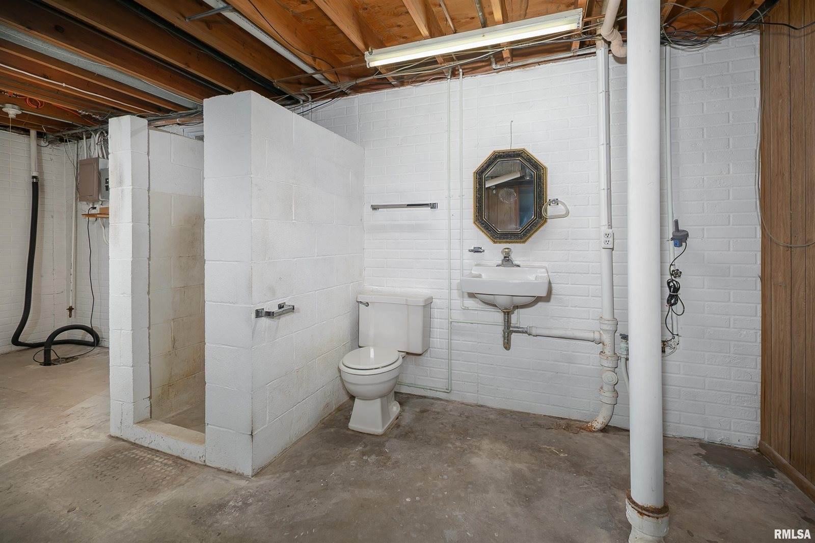 1927 West 55TH Street, Davenport, IA 52806