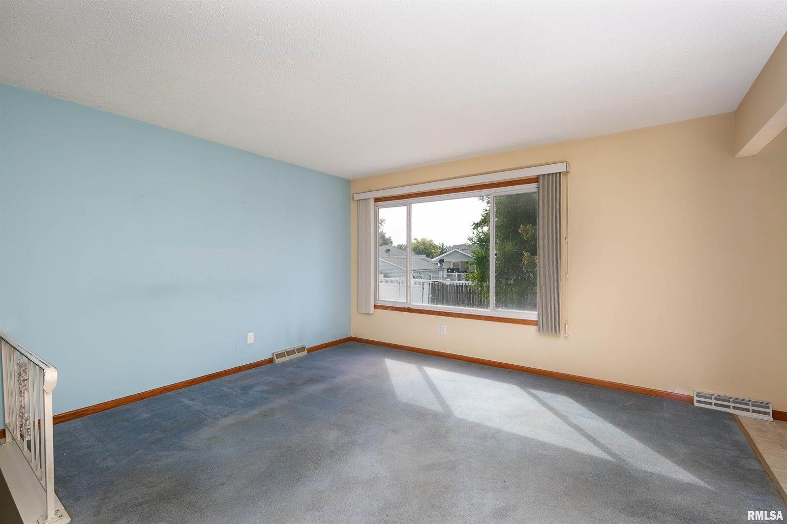 1927 West 55TH Street, Davenport, IA 52806