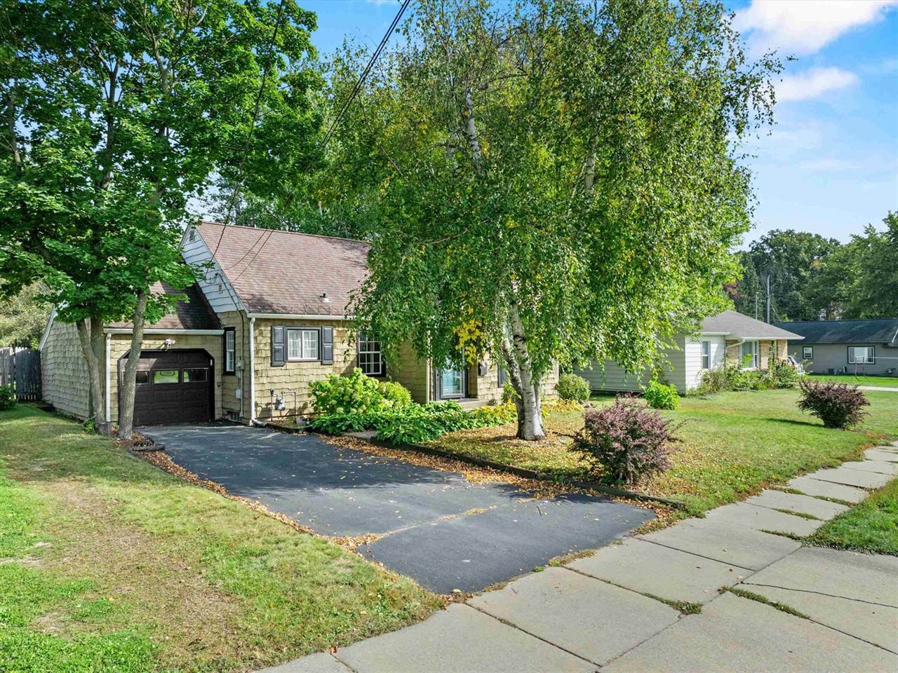 907 S Oak Avenue, Marshfield, WI 54449