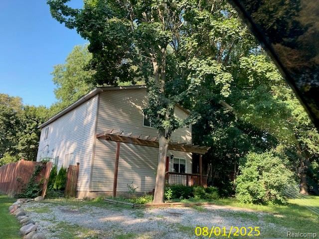 8548 Country Club Dr, Pinckney, MI 48169