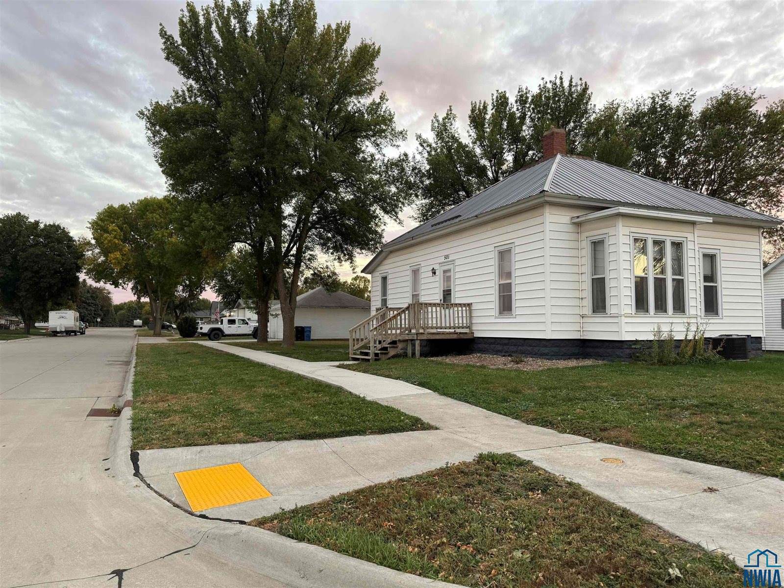 501 S 1st St, Akron, IA 51001