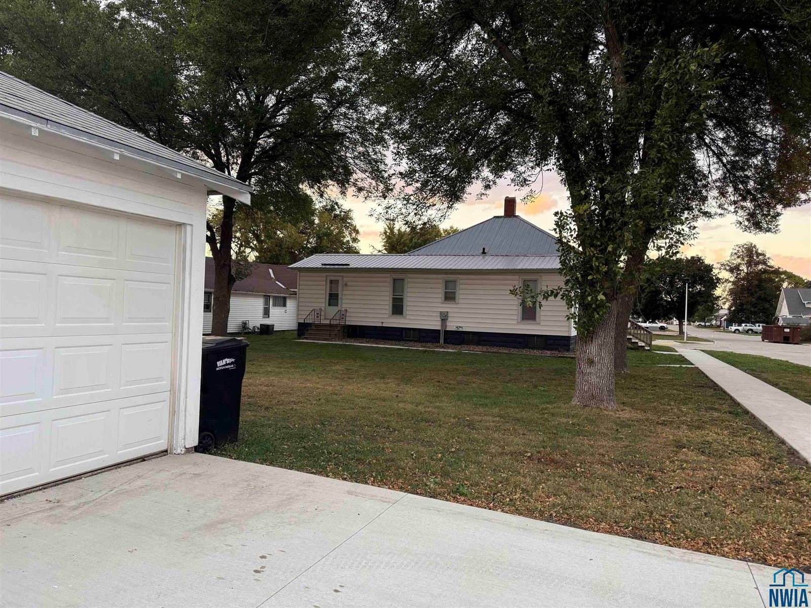 501 S 1st St, Akron, IA 51001