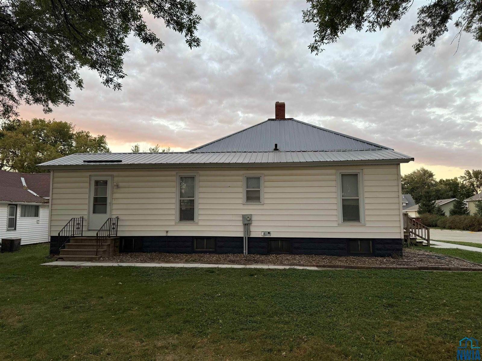 501 S 1st St, Akron, IA 51001