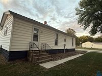 501 S 1st St, Akron, IA 51001