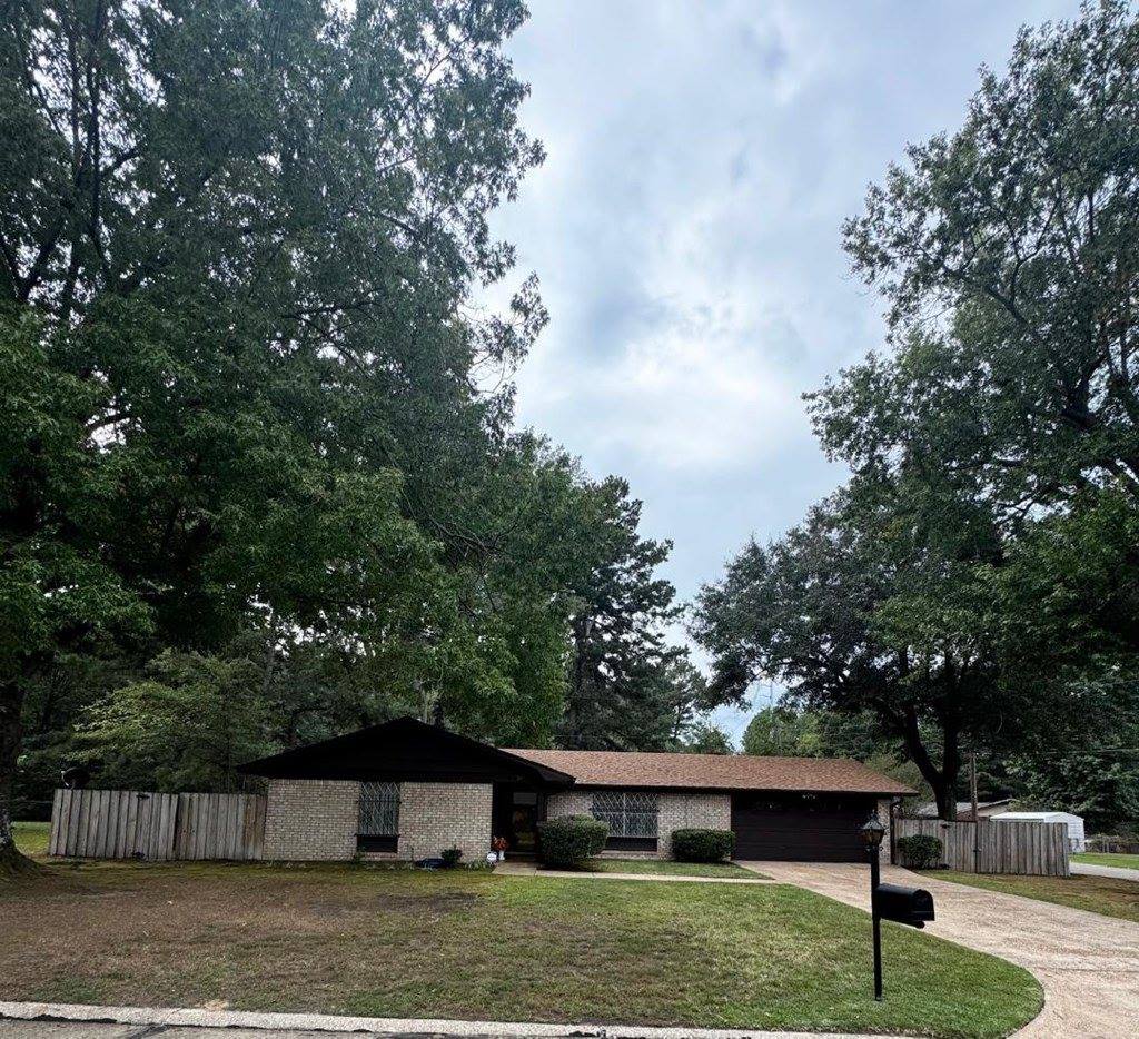 2 South Pineview Dr, Texarkana, TX 75501