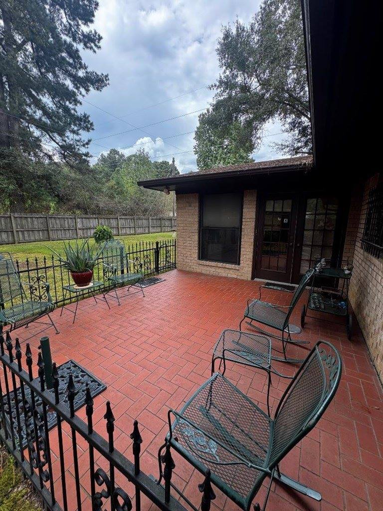 2 South Pineview Dr, Texarkana, TX 75501