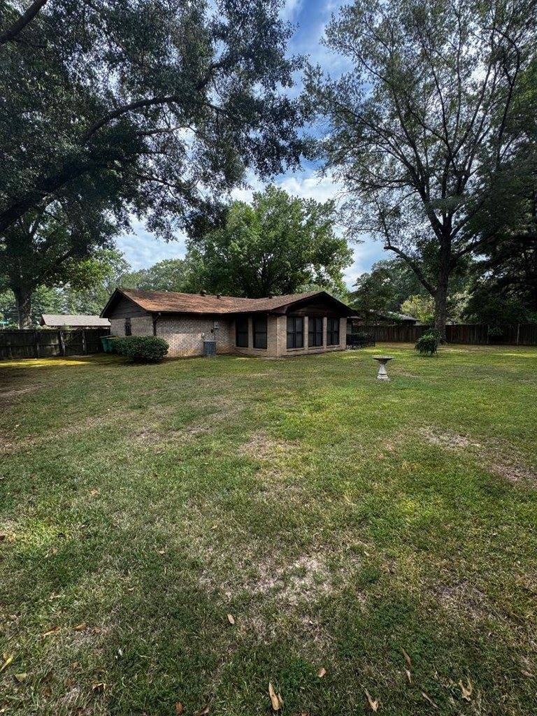 2 South Pineview Dr, Texarkana, TX 75501