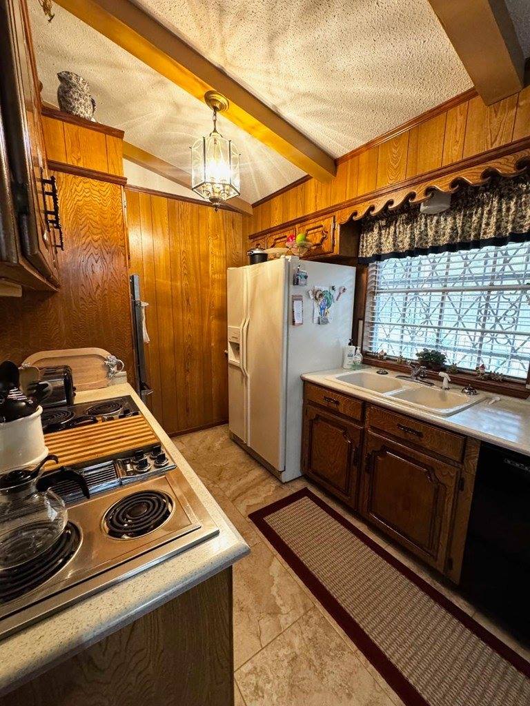 2 South Pineview Dr, Texarkana, TX 75501