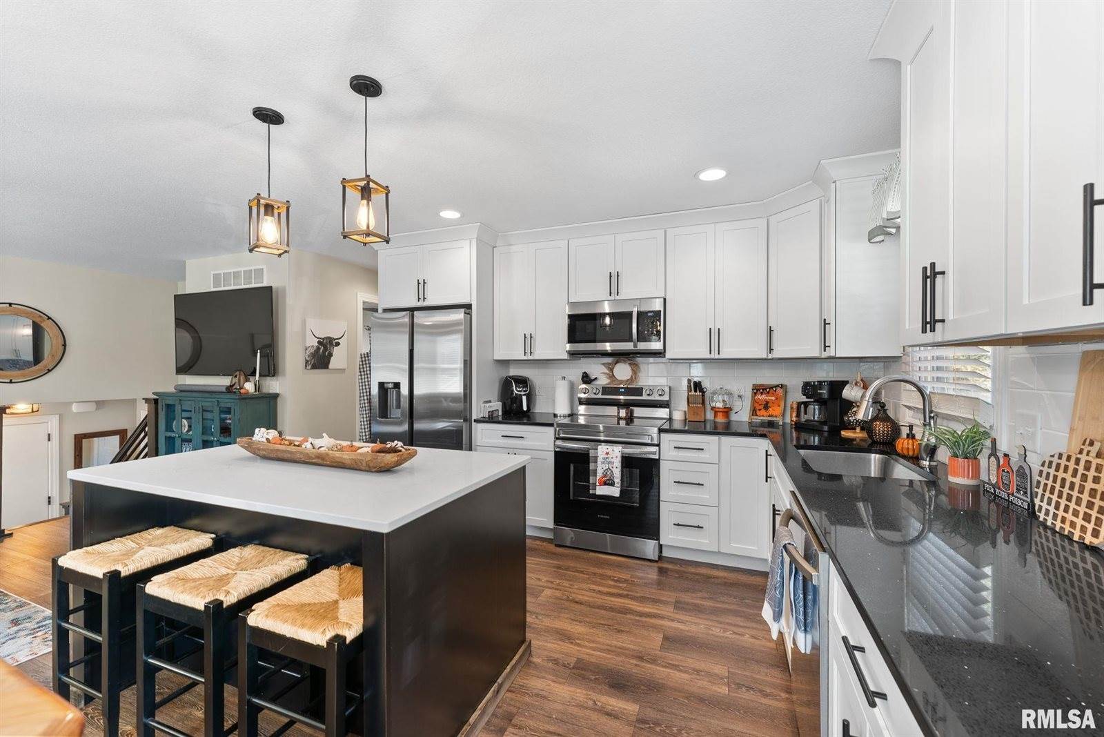 5406 Hillandale Road, Davenport, IA 52806